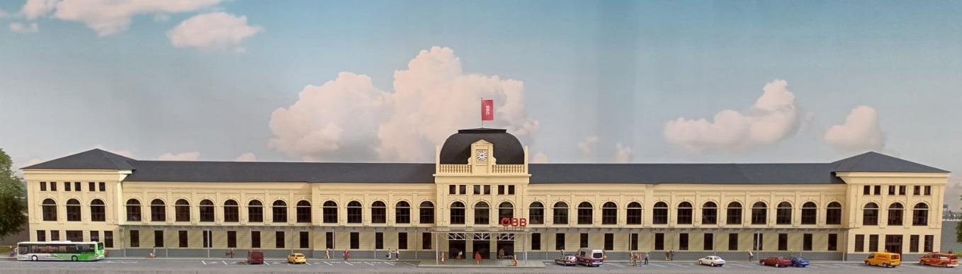 Der Bahnhof einer Landeshauptstadt darf auch als Modell dick auftragen