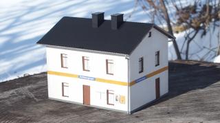 Das Wächterhaus 173 bei der Haltestelle Wolfsbergkogel in Eternitverkleidung.