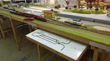 Anlage mit italienischem Bahnhof Marke Eigenbau.